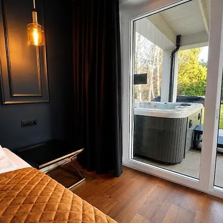 Large Home, Swimming Pool, Sauna, Jacuzzi *